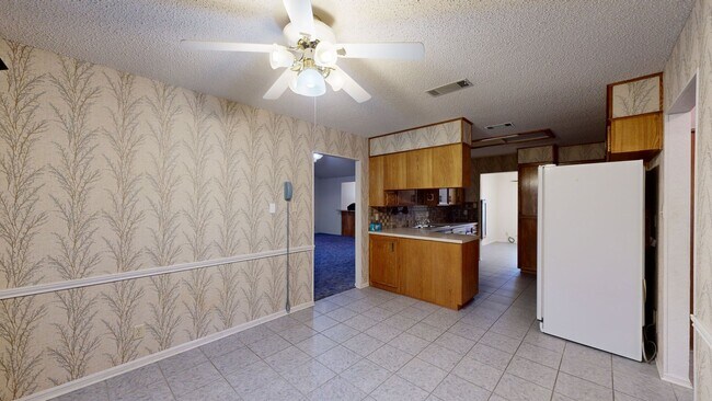 Building Photo - 2 WEEKS FREE + $1,595 for a 3 Bedroom vintage charmer in Harker Heights!