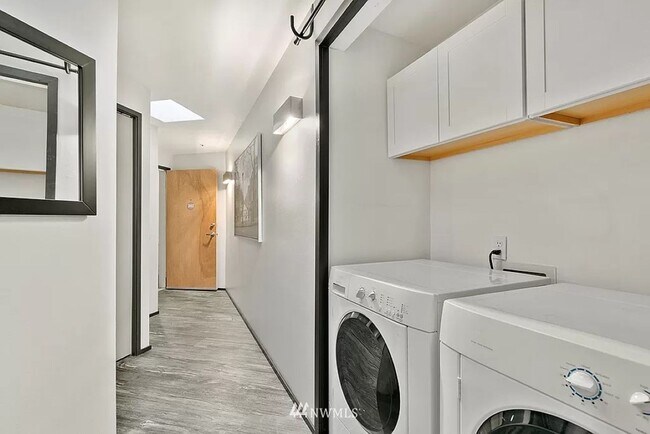 Building Photo - 2Bd/2Ba Seattle Condo