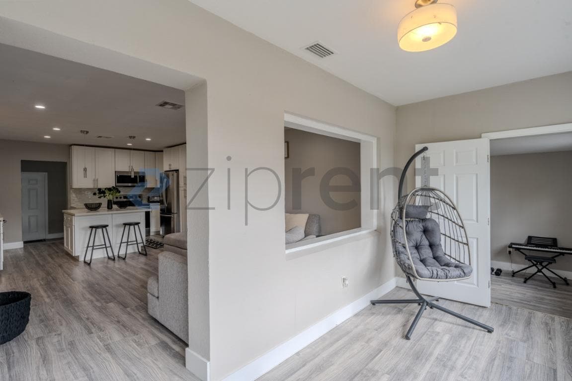 Building Photo - Unit