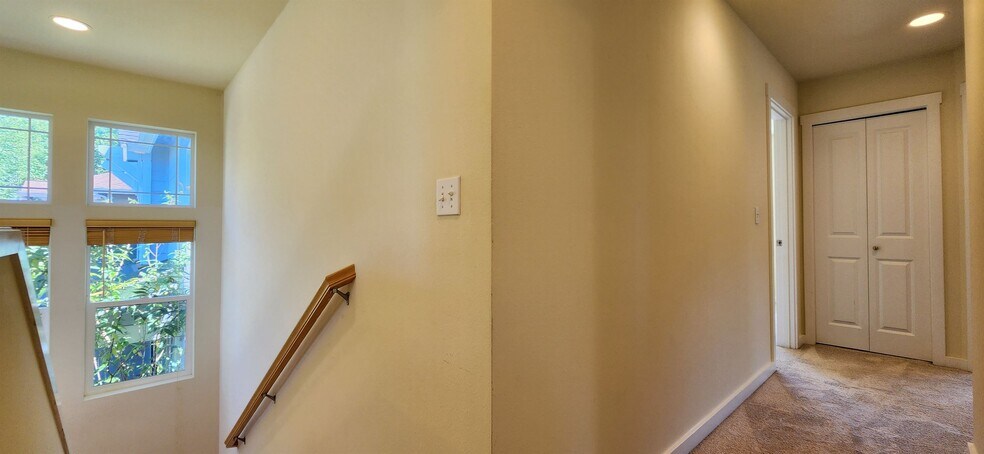 Building Photo - 2567 NE Kensington Ct