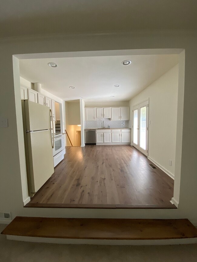 Updated eat in kitchen - 114 Woodglen Dr