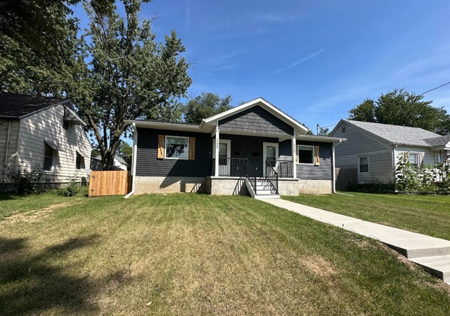 Building Photo - 2 Bedroom/1 Bath Duplex Available For Rent