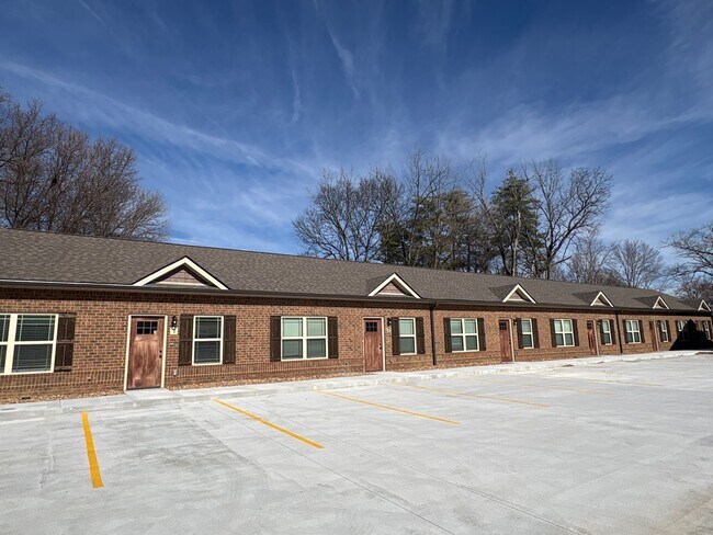 Building Photo - 404 Cedar Ln