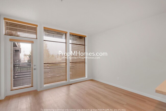 Building Photo - Luxury One-Bedroom Condo in Downtown Gresh...