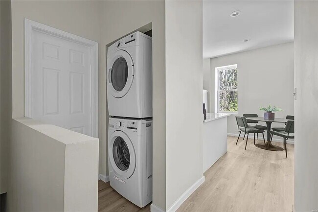 Building Photo - Gorgeous Three Bedrooms\ with IN-UNIT Laun...