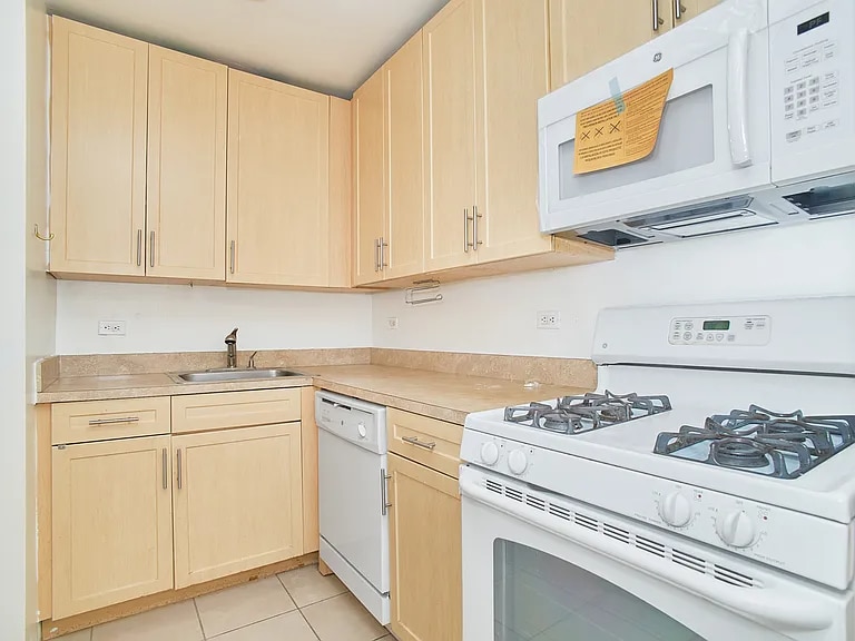 Building Photo - 83-40 Britton Ave