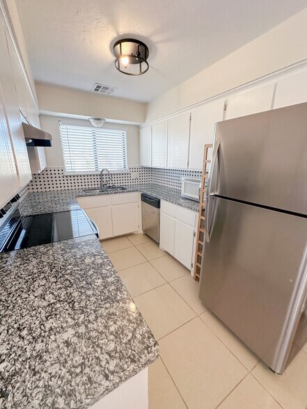 Building Photo - 2711 NE Euclid Ave