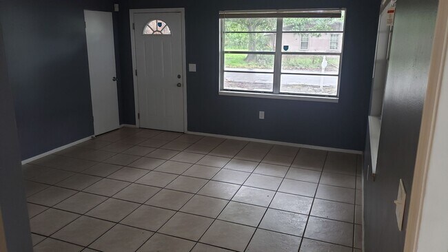 Building Photo - 3 bedroom 1 bath home