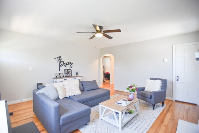 Building Photo - Zinsle Flats