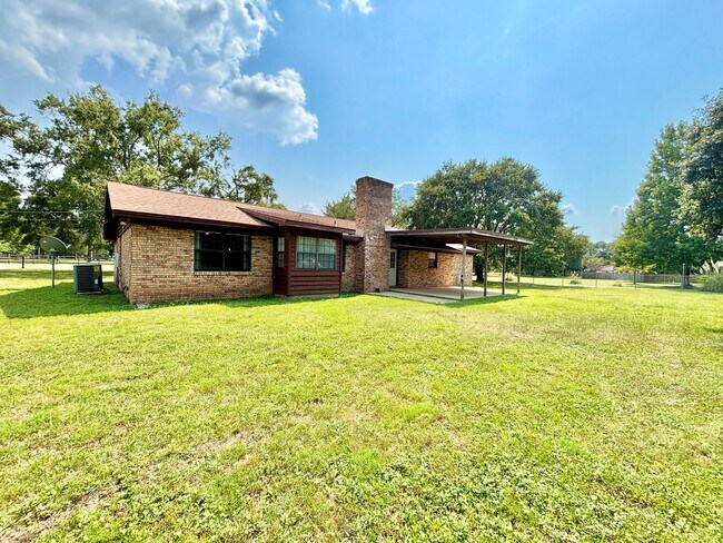 Building Photo - Spacious 3-Bedroom Home