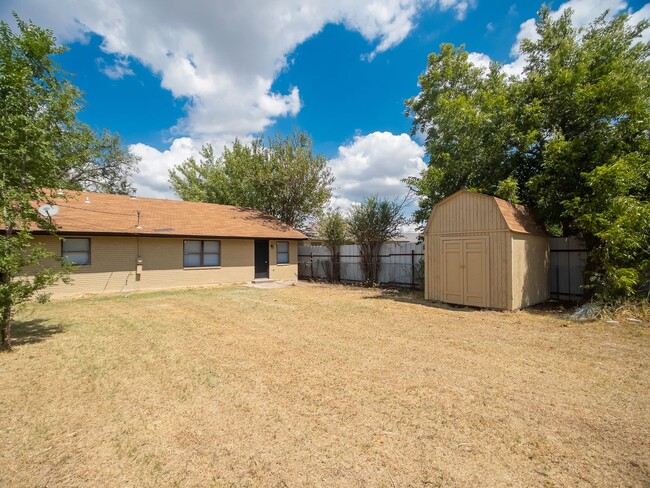 Building Photo - 3 bedroom 1.5 bathroom home