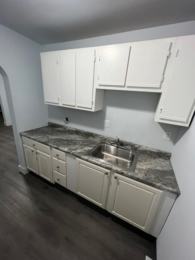 Building Photo - Welcome to this charming 3-bedroom, 1-bath...