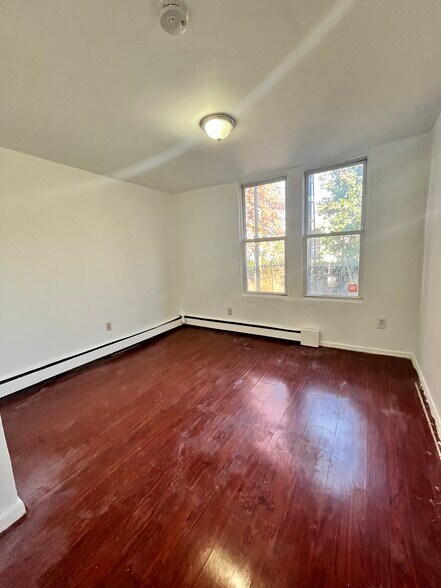 90 Armstrong Ave 1R - 88 Armstrong Ave