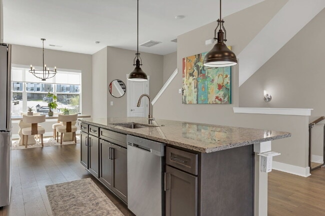 Building Photo - Better-than-new townhome in Highlands at S...