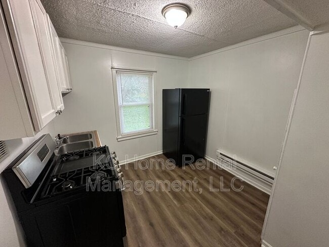 Building Photo - 107 E Hale St