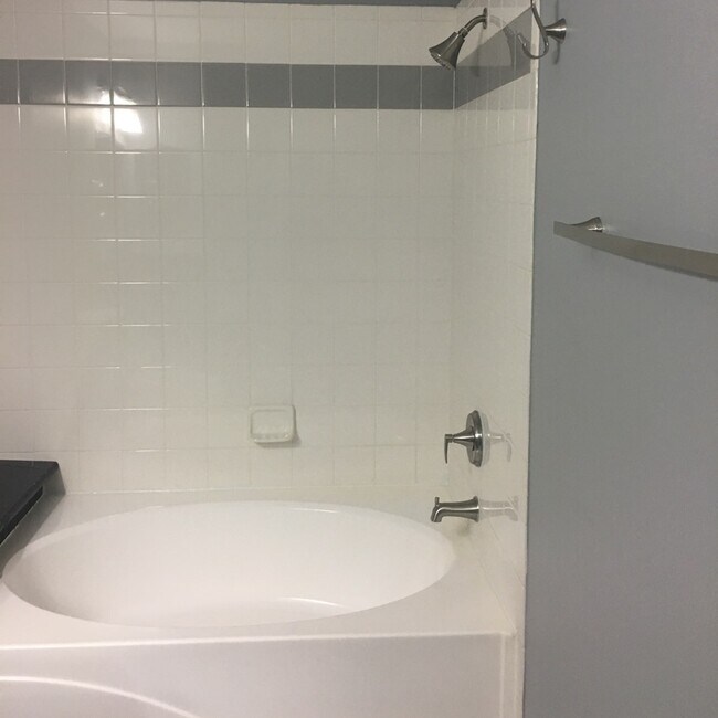 Building Photo - Stylish Upgraded One-Bedroom Condo in a Ga...