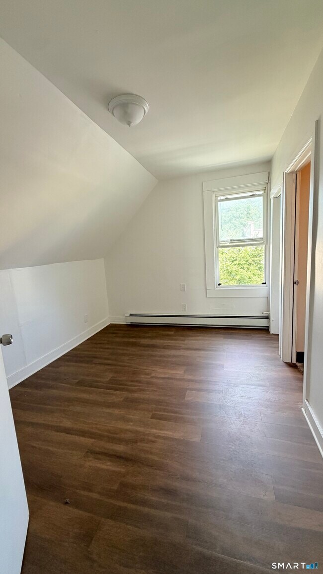 Building Photo - 466 Hollister Ave