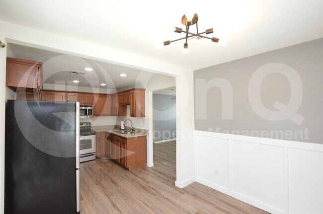 Building Photo - 3225 E Earll Dr