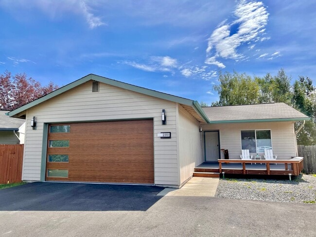 Building Photo - Fully Furnished Three Bedroom Executive Re...
