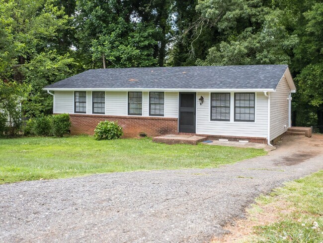 Building Photo - "Charming 3-Bedroom  with 1.5 Baths in Kings Mountain - Cozy 1050 sqft Home!"