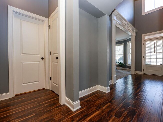 Building Photo - 4669 Sierra Creek Dr NE