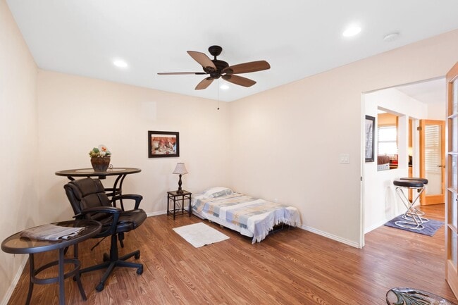 Building Photo - West Hills Home - Peaceful Semi-Rural Living