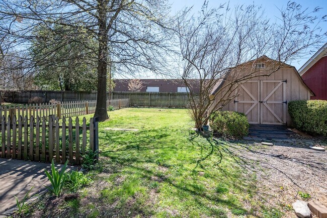 Building Photo - 405 Figuers Dr