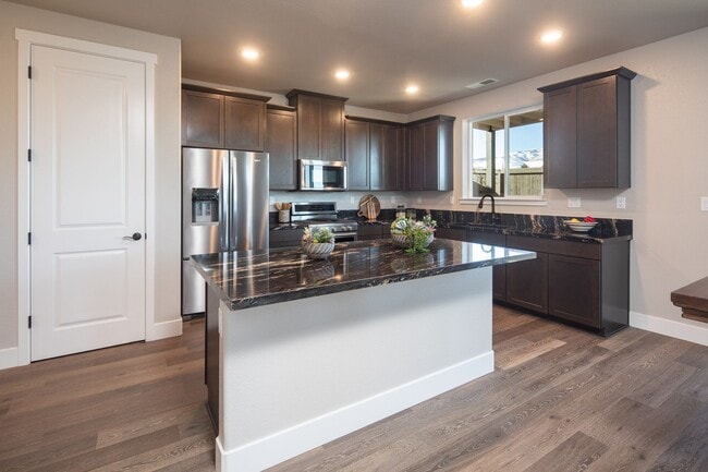 Building Photo - 3 Bedroom | 3 Baths | plus large loft | 20...