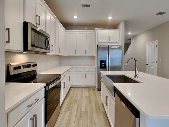 Building Photo - 637 Bayhawk St