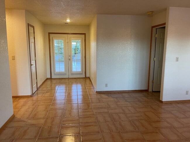 Building Photo - Wonderful Home 3 bed 2 bath with a Great Yard & Views Contact Property Pros Property Management