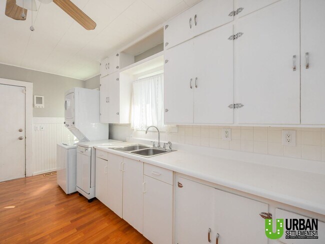 Building Photo - Charming 4-Bedroom Home with Fenced Yard, Garage & Washer/Dryer – North Spokane