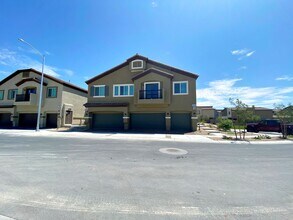 Building Photo - UPGRADED 2 BEDROOM TOWNHOME IN GATED COMMU...
