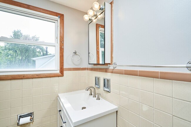 Building Photo - Charming 3-Bed Home with New Kitchen, Fresh Finishes & Big Backyard on a Quiet Dead-End Street