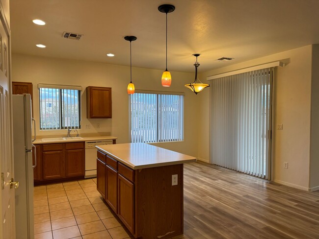 Building Photo - Nice SouthWest Tucson 3Bdm 2Ba, Close Casi...