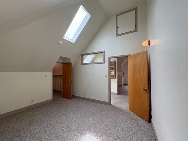 Building Photo - Arcata 3-Bedroom Victorian Apartment