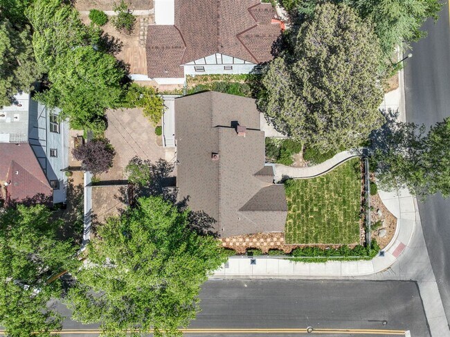 Building Photo - Live on Historic Park Avenue in this 2 Bed 1.5 Bath Single Family Home!