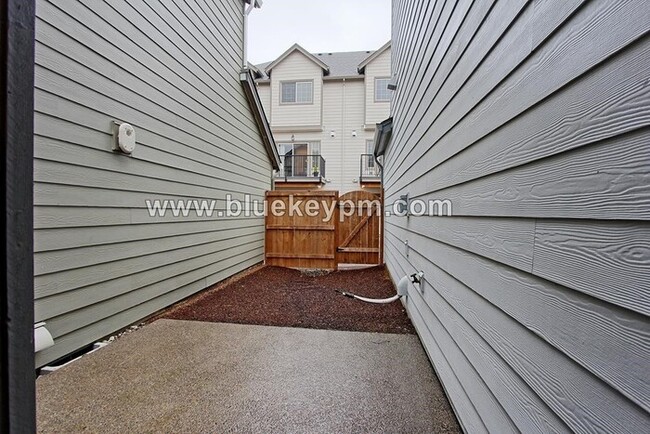 Building Photo - 4 Bed 3 Bath Home in Bethany Across From B...