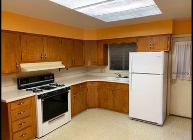 Building Photo - 4 Bedroom, 2 Bathroom Walking Distance to ...