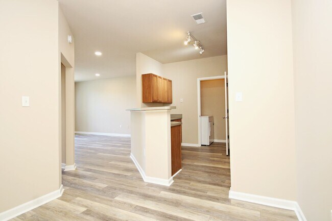 Building Photo - Pet-Friendly 1BR Condo- Walk to UVA Medical Center