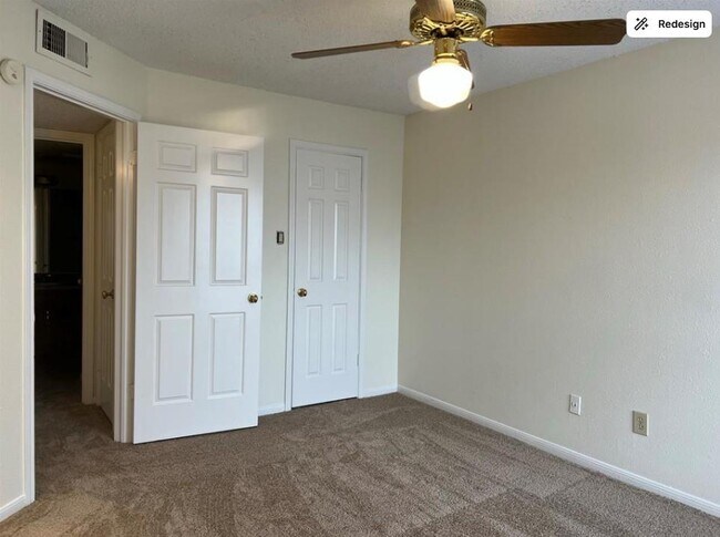 Building Photo - 2826 S Bartell Dr