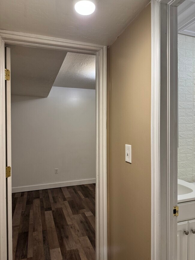 Building Photo - 1605 W Frankie Cir