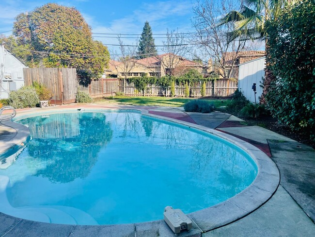 Building Photo - Beautiful Mid Century 3 Bedroom 3.5 Bathro...