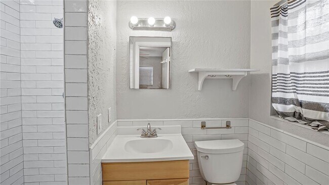 Building Photo - 2992 Chantilly Ave