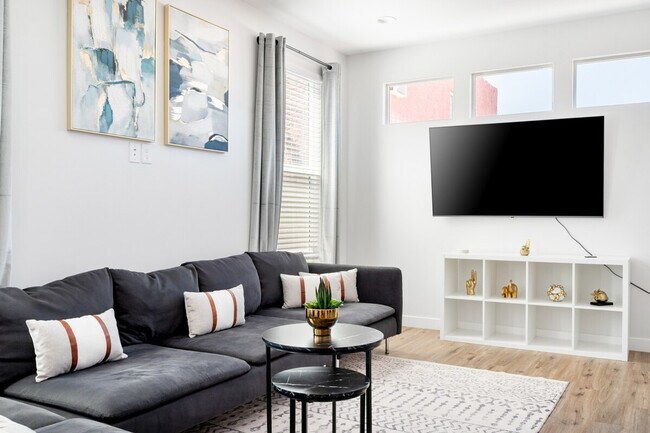 Building Photo - 3806 E Polk St