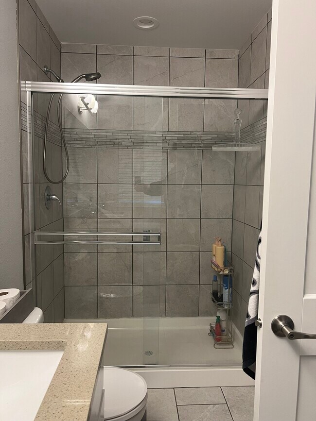 Building Photo - 381 E Lakeshore Dr