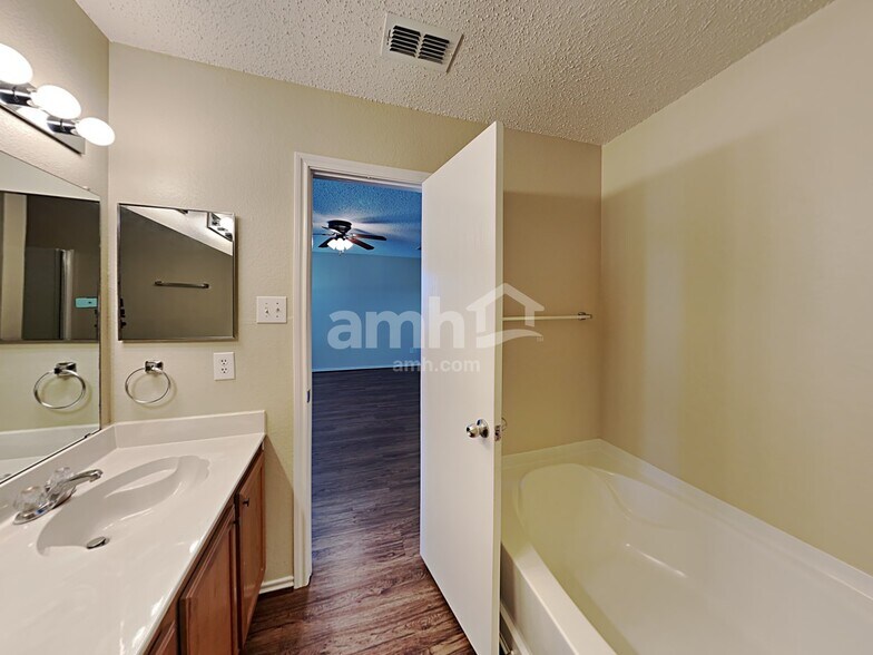 Building Photo - 3956 German Pointer Way