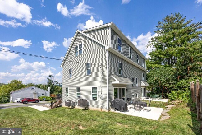 Building Photo - 209 Namar Ave