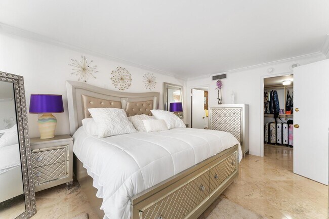 Building Photo - 5600 N Flagler Dr