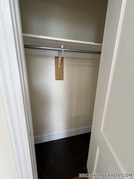 Building Photo - 352 Riverway