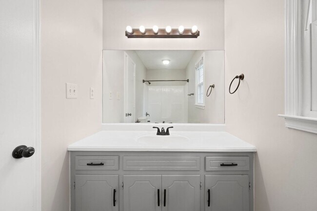 Building Photo - 907 Desota Ln